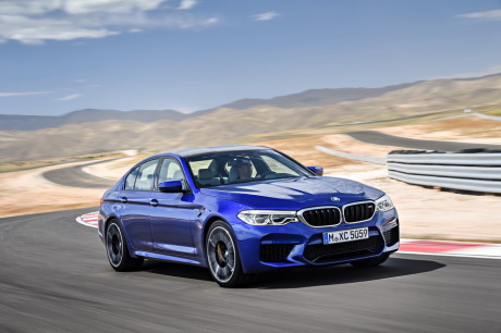 BMW M5 vue avant bleue