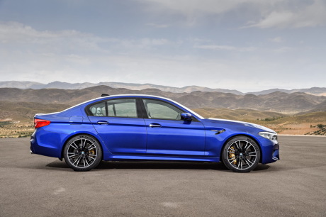 BMW M5 bleue 2017 profil