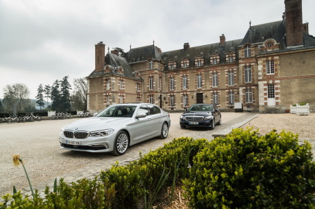 bmw serie 5 et mercedes classe e sur un parking