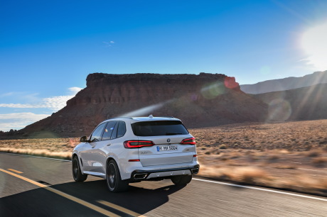 BMW X5 2018 blanc M Sport travelling arrière gauche sur route