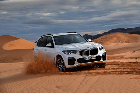 BMW X5 2018 blanc M Sport action dans le sable