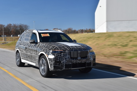 BMW X7 vue avant camouflage roulant