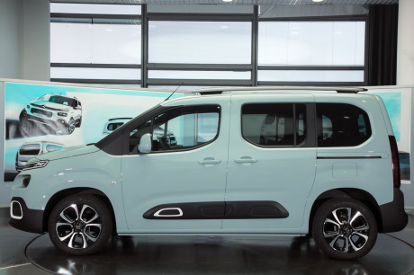 Citroën Berlingo 2018 vue de profil bleu vert