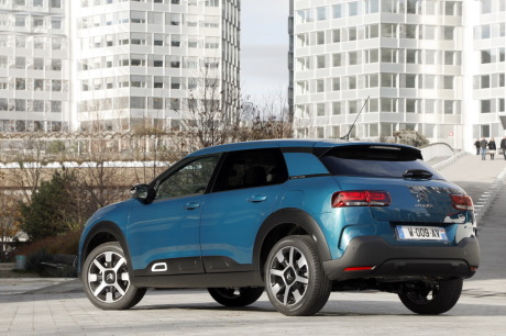 En Europe, la Citroën C4 Cactus masque ses vitres arrière entrebaîllante par un verre surteinté.
