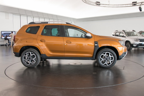 Dacia Duster 2017 2 vue de profil orange