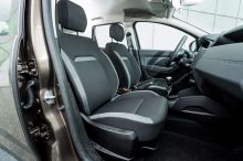 Correctement positionné et accessible, le système de navigation est une option facturée 550 € sur le Dacia Duster Essentiel avec le régulateur de vitesse et le volant « Soft feel ». Difficile de s'en passer.