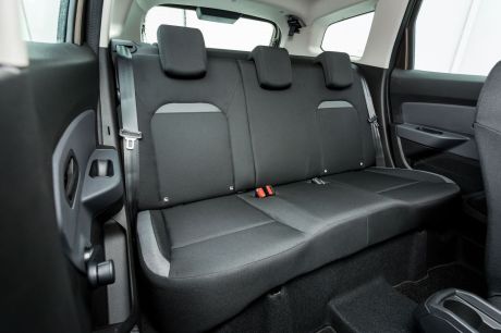A l'arrière, le Dacia Duster Essentiel est un Duster comme les autres. Il y a de la place, mais le dossier est un brin trop vertical.