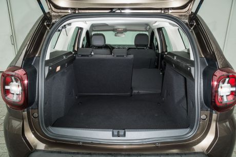 L'aménagement du coffre joue le service minimum, mais le volume utile reste très correct vu le gabarit du Dacia Duster.