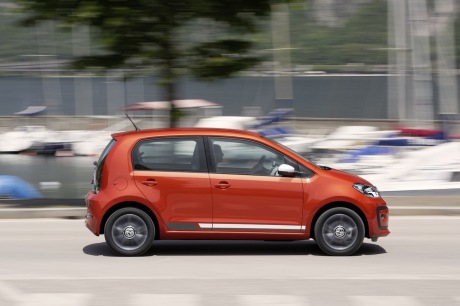 Volkswagen up! 2016 restylée: action filé droit version rouge