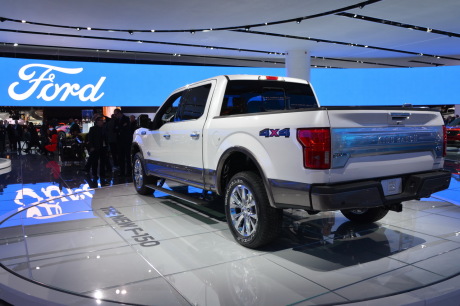 Pick-up Ford F-150 diesel NAIAS 2017 couleur blanche vue arrière