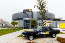 Centre Ellip6 de Pierrelatte avec une Ford Mustang au premier plan