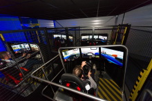 Joueur installé dans un simulateur de pilotage Ellip6 vue du dessus