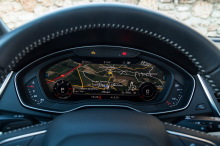 Avec les applications GPS Android Auto ou Apple CarPlay toutefois, il faut oublier la jolie cartographie du GPS intégré (photo) et se contenter d'une simple boussole entre les compteurs du Q5.