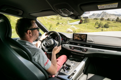 Audi RS5 Coupé vert sonoma planche de bord conduite