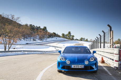 Alpine A110 bleu statique de face
