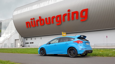 Ford Focus RS 2016 bleue Nitrous garée devant le panneau Nurburgring vue arrière gauche