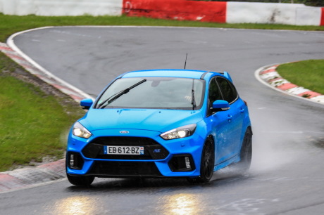 Ford Focus RS 2016 bleu Nitrous roulant sur le Nurburgring sous la pluie