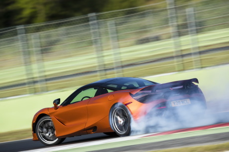 McLaren 720S orange drift dérive glisse