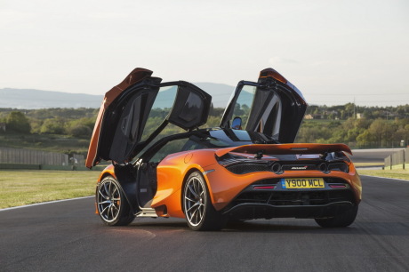 McLaren 720S orange 3/4 arrière portes ouvertes
