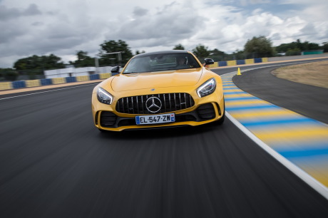 Mercedes AMG GT R jaune vue de face