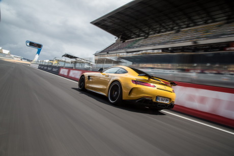Mercedes-AMG GT R 2017 jaune arrière gauche en traveling