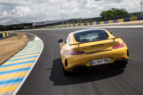 Mercedes AMG GT R jaune vue arrière