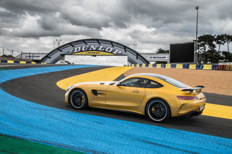 Mercedes AMG GT R jaune vue arrière gauche statique