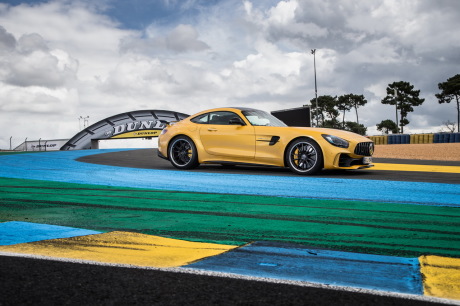 Mercedes-AMG GT R 2017 jaune ava nt droit