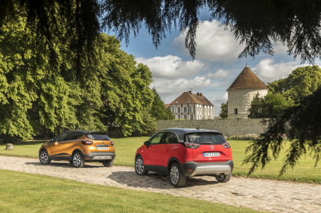 Renault Captur orange et opel Crossland X rouge dans un chemin vue arrière