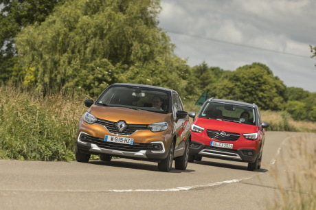 Renault Captur orange et opel Crossland X rouge se suivant sur une route