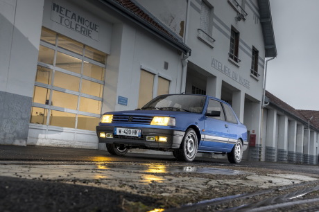 Peugeot 309 GTI 16 bleu miami statique avant gauche