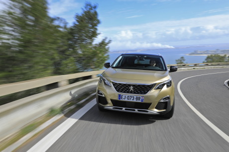 Peugeot 5008 PureTech 130 jaune roulant sur une route vue de pleine face