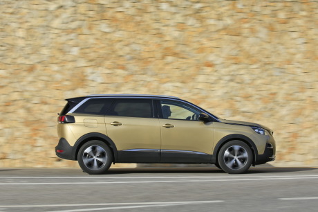 Peugeot 5008 PureTech 130 jaune roulant sur une route vue profil droit
