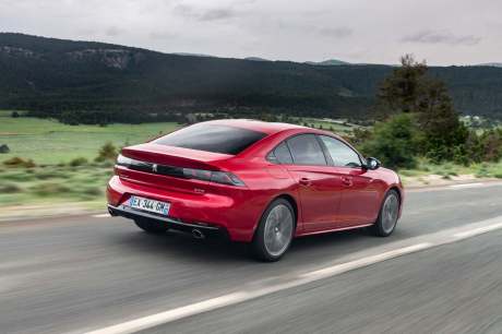 Peugeot 508 GT rouge traveling arriere droit