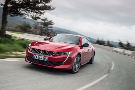 Peugeot 508 GT rouge travelling avant gauche