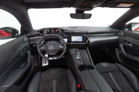 Peugeot 508 GT rouge planche de bord