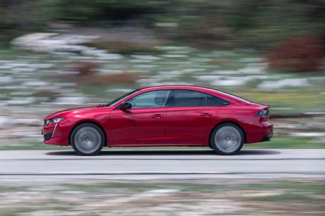 Peugeot 508 GT rouge filé gauche