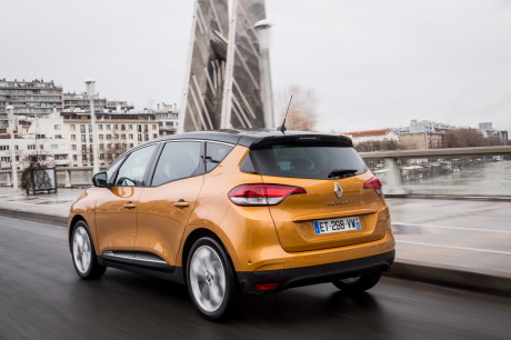 Renault Scenic jaune 2018 travelling arrière gauche