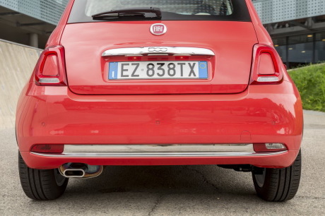 vue arrière de la fiat 500 2015