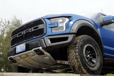 Ford F-150 Raptor bleu piste terre boue