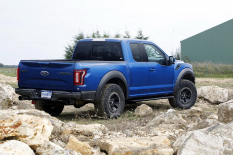 Ford F-150 Raptor bleu piste terre boue