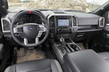 Ford F-150 Raptor bleu piste terre boue