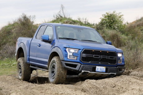 Ford F-150 Raptor bleu piste terre boue