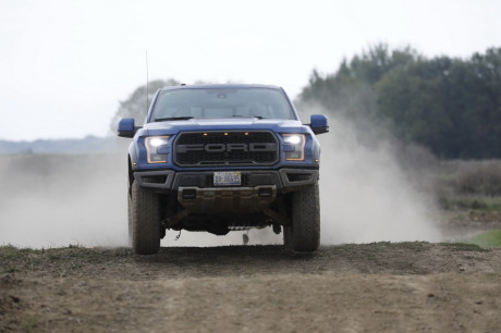 Ford F-150 Raptor bleu piste terre boue