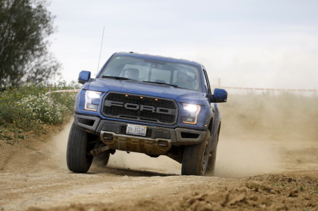 Ford F-150 Raptor bleu piste terre boue
