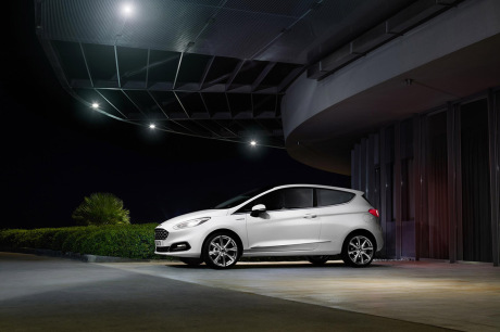 ford fiesta blanche nuit