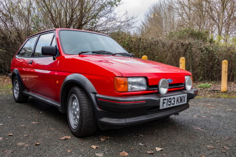 3/4 avant Ford Fiesta XR2 rouge