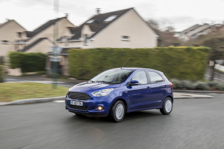 Ford Ka+ 2017 bleu Essential roulant en ville vue avant gauche