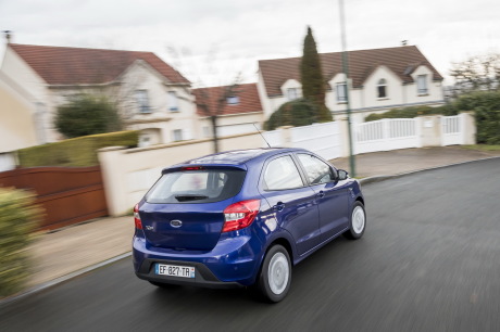 Ford Ka+ 2017 bleu Essential roulant en ville vue arrière droite
