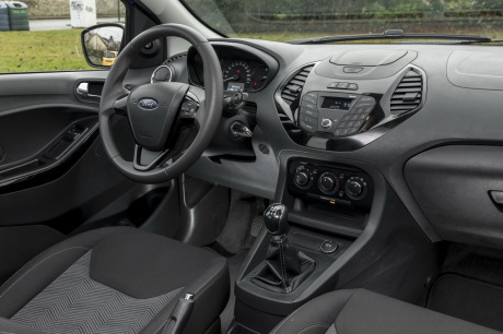 Ford Ka+ 2017 bleu Essential planche de bord depuis le siège passager